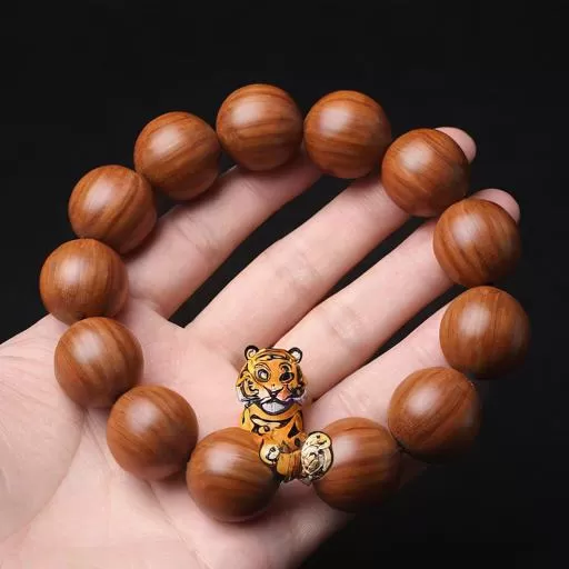 属虎的不能戴什么东西：属虎的不能戴什么东西能戴核尖手串